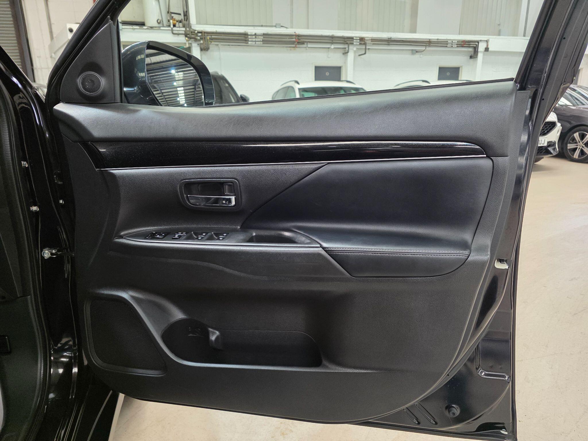 Mitsubishi Outlander view 12
