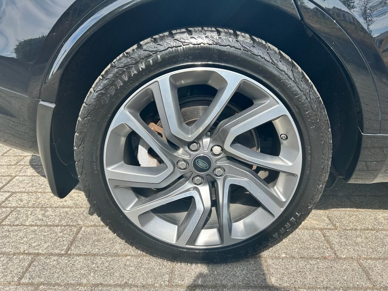 Land Rover Discovery view 4