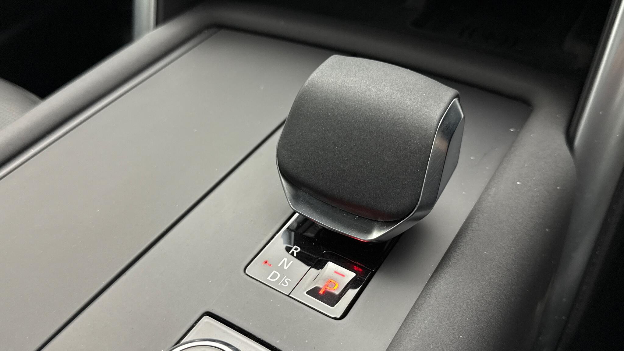 Land Rover Discovery view 13