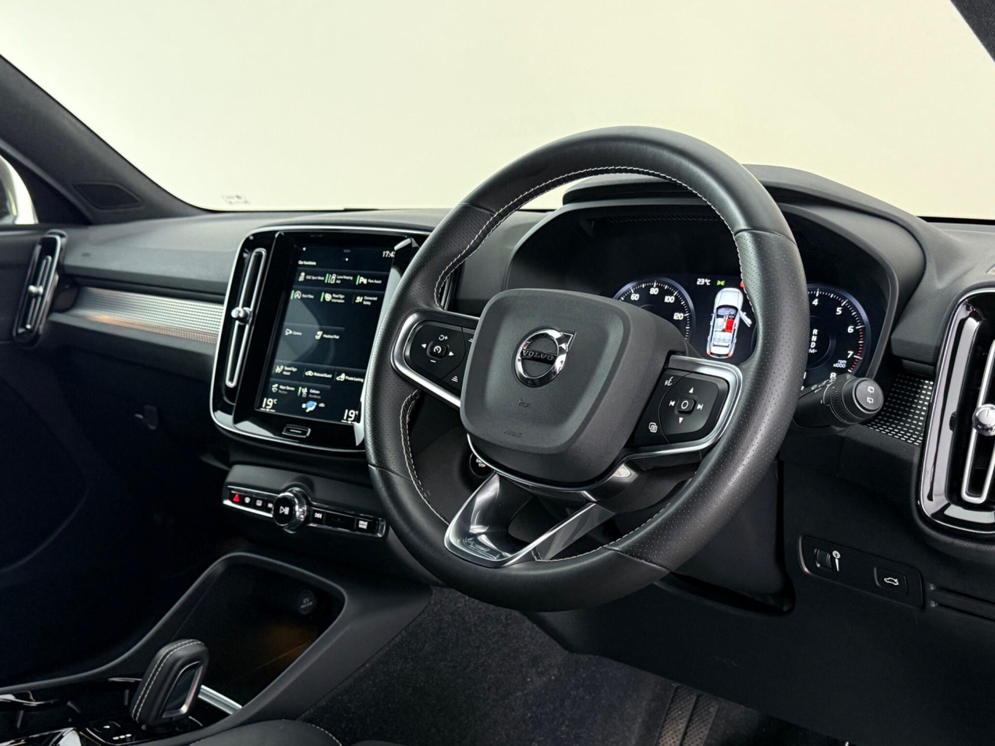 Volvo XC40 view 3