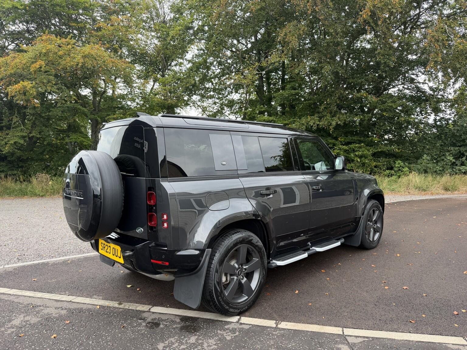 Land Rover Defender 110 view 8