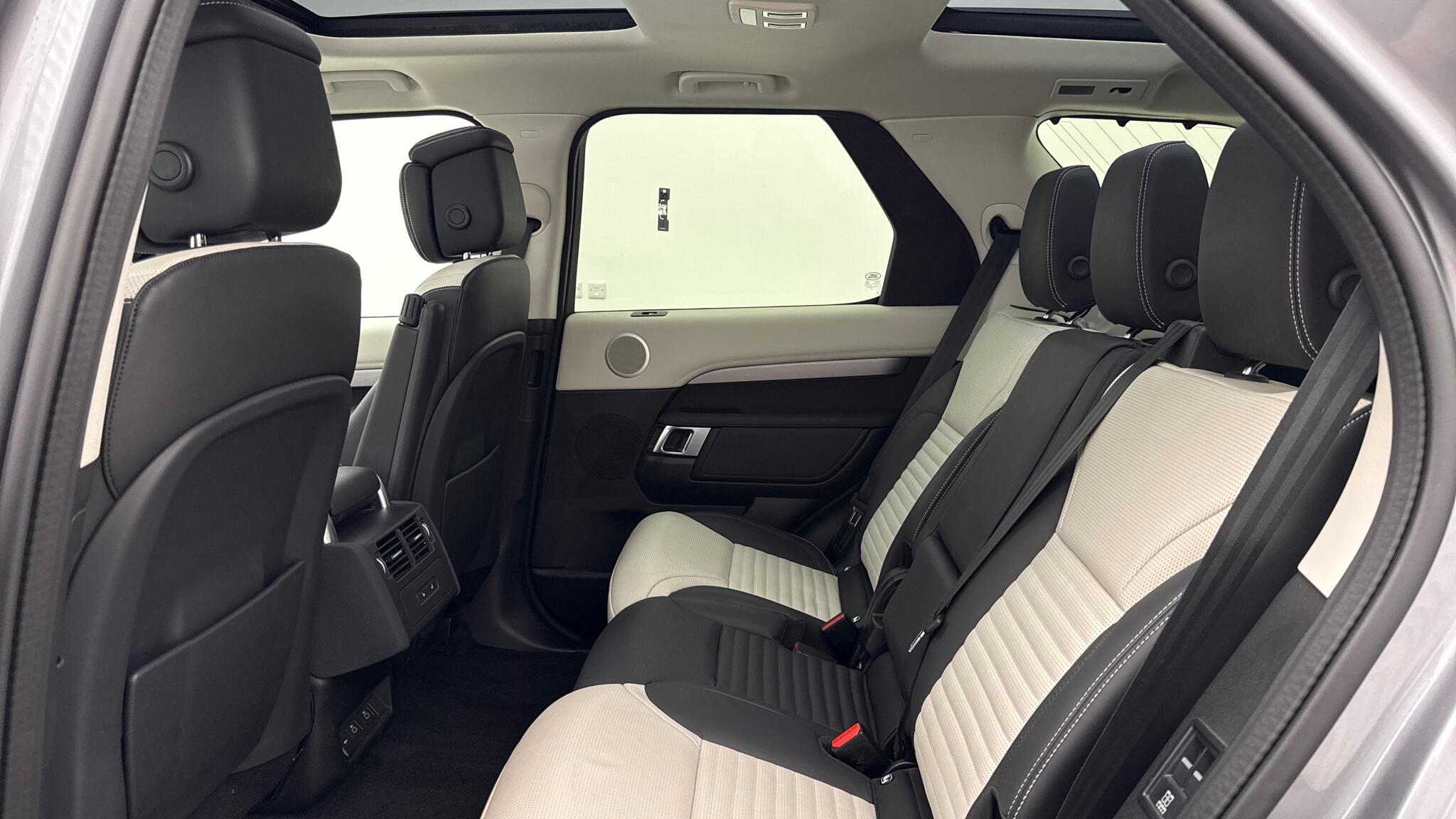 Land Rover Discovery view 4