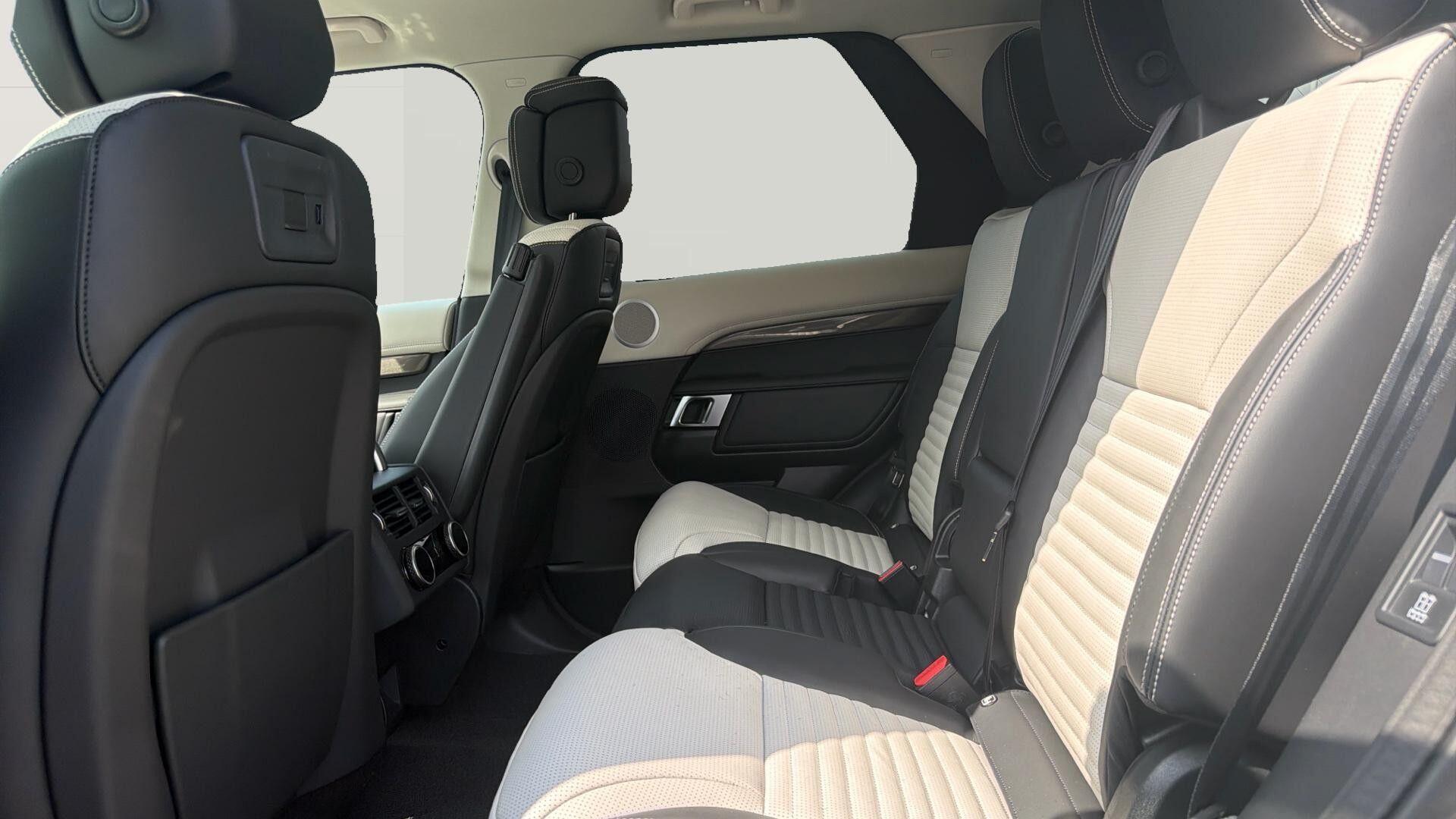 Land Rover Discovery view 13