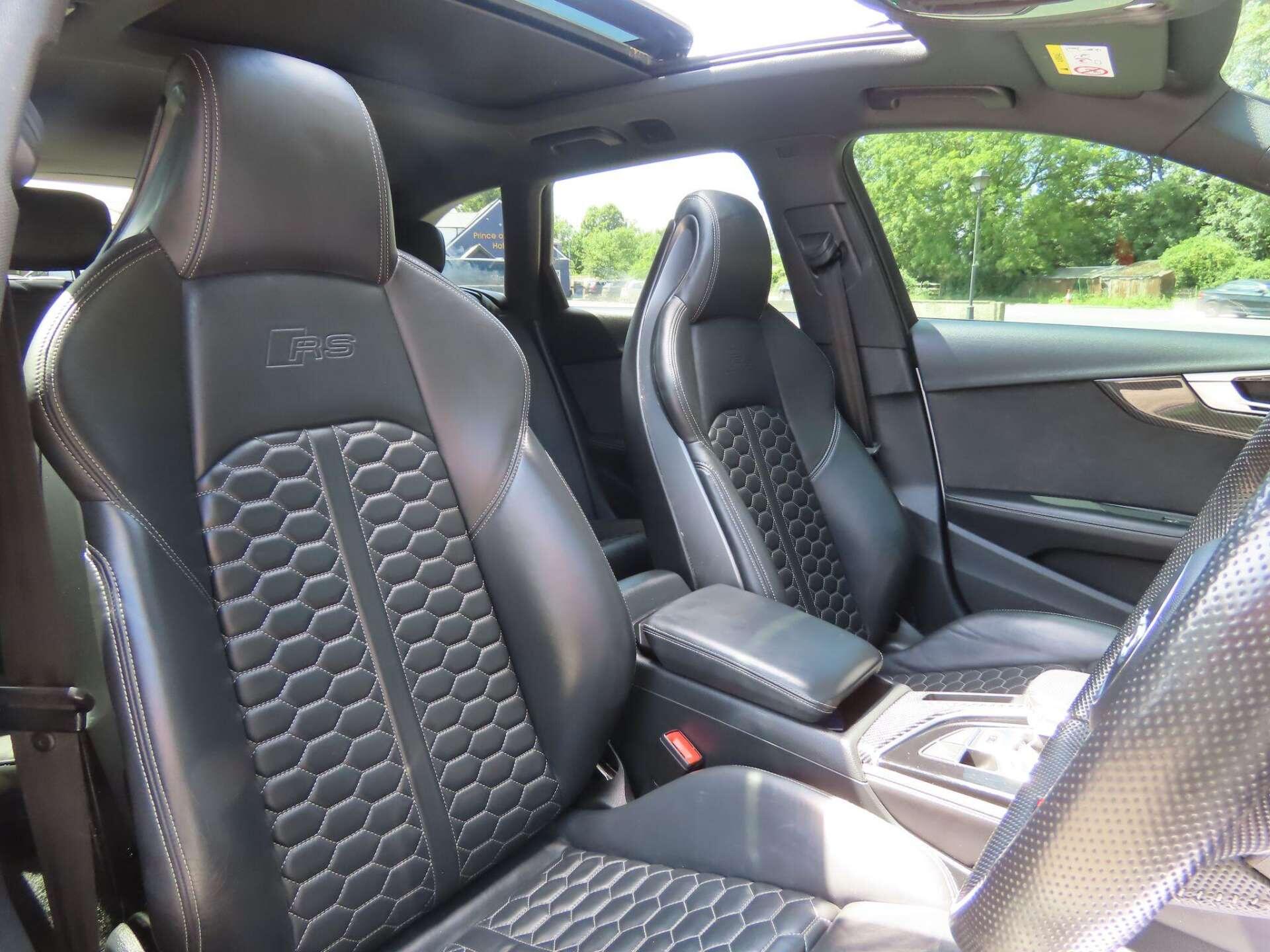 Audi RS4 view 11