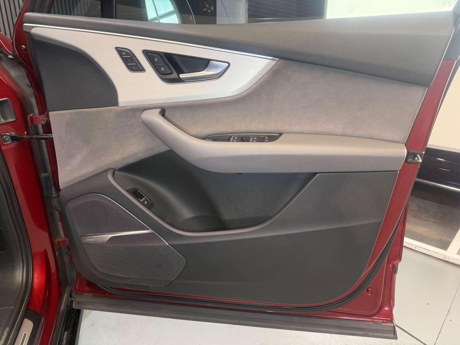 Audi SQ7 view 31