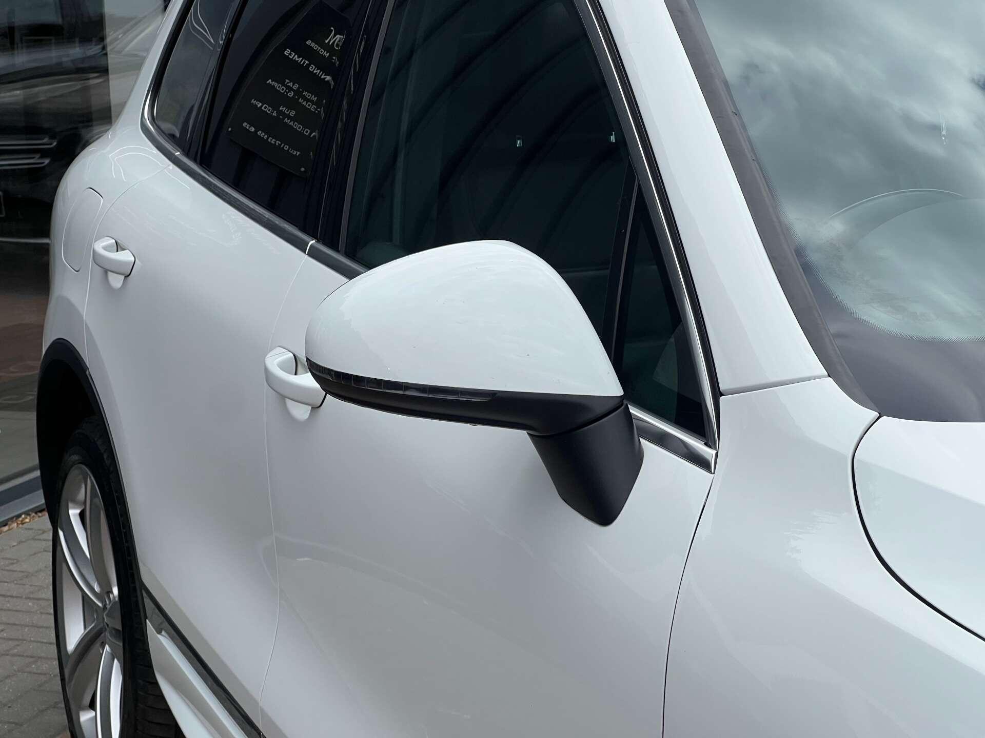 Volkswagen Touareg view 48
