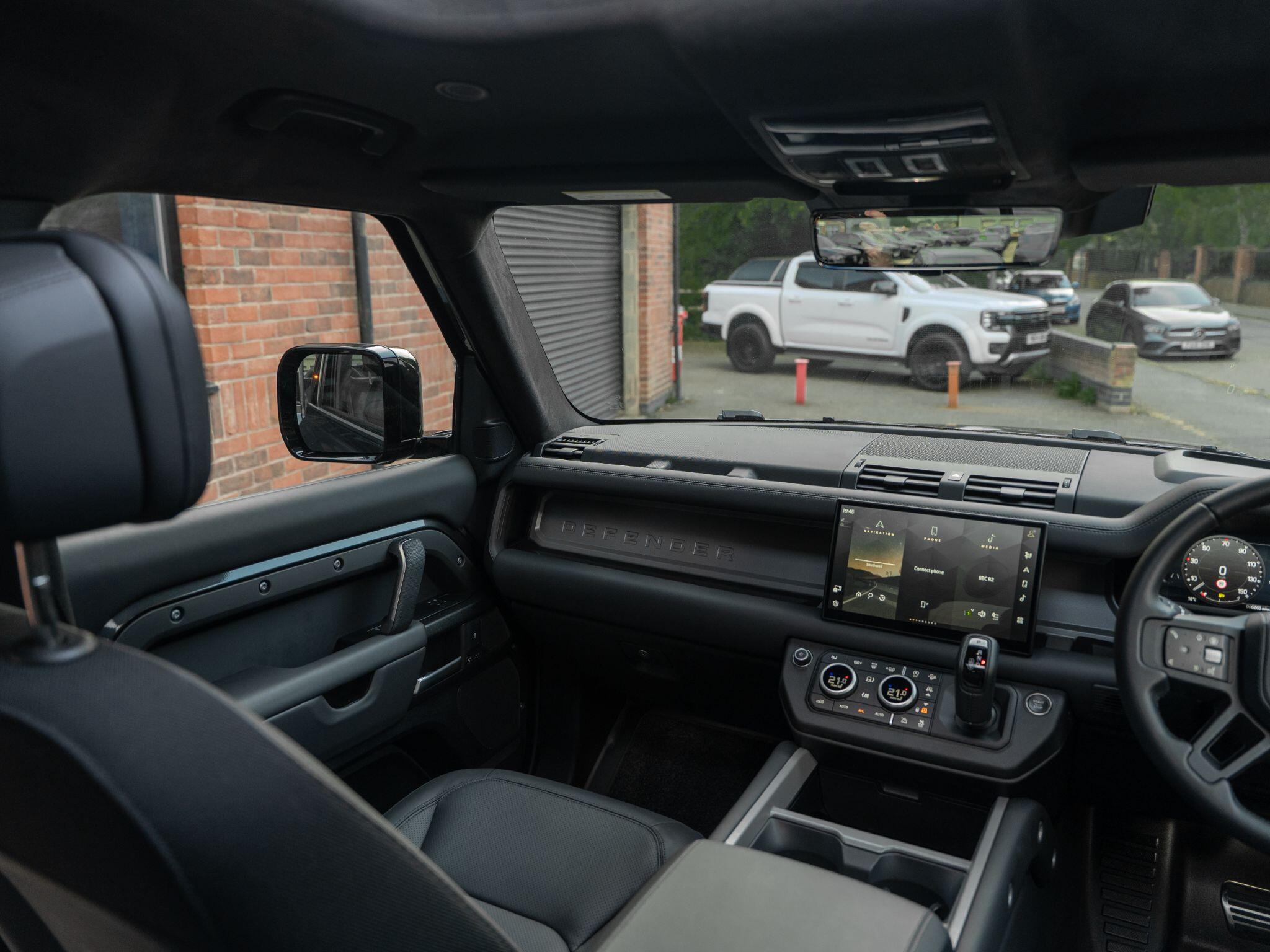 Land Rover Defender 110 view 38