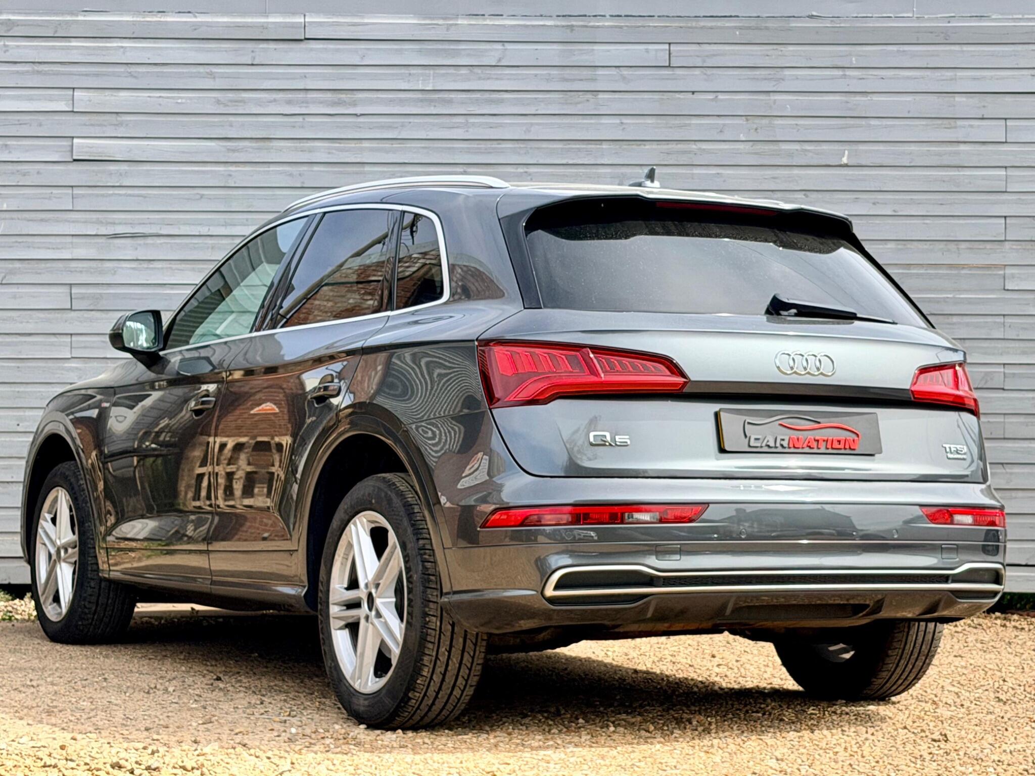 Audi Q5 view 8