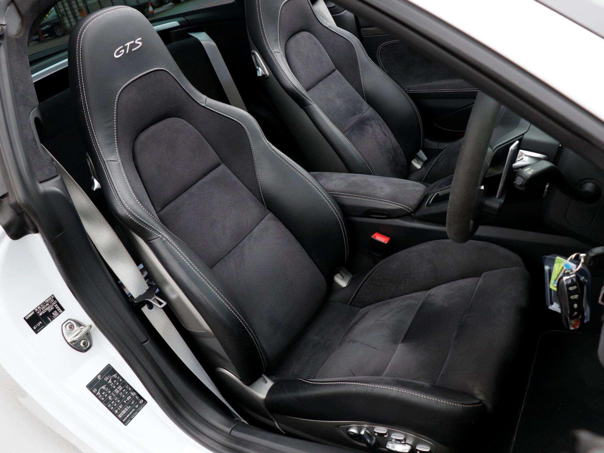 Porsche 911 view 25