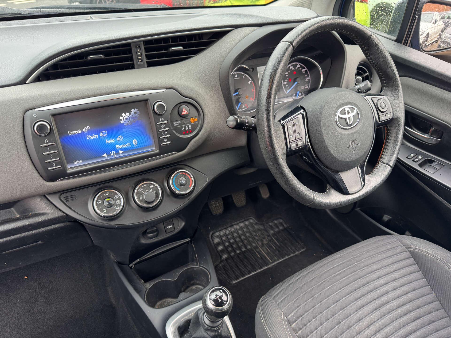 Toyota Yaris view 3