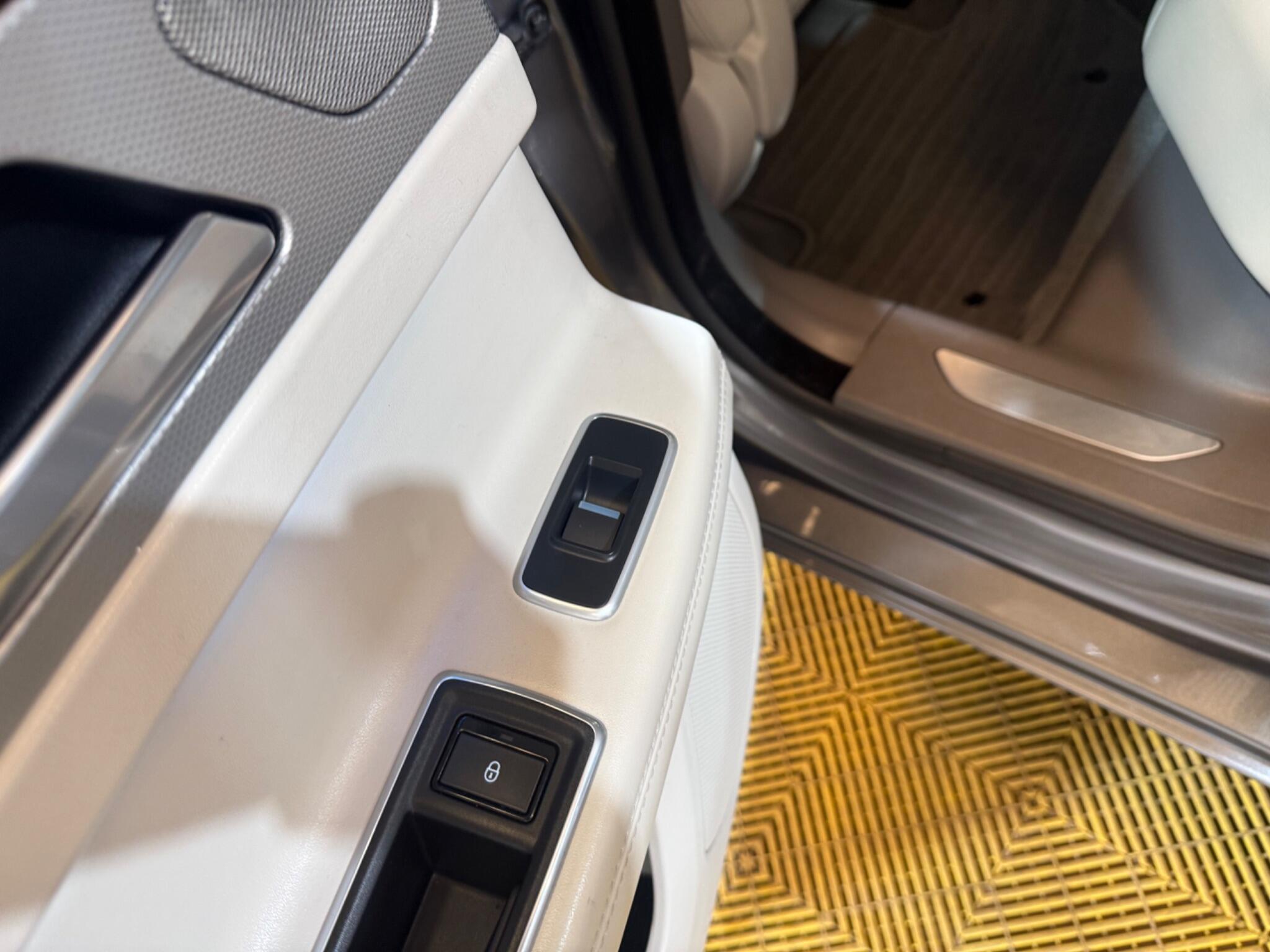 Jaguar XF view 36