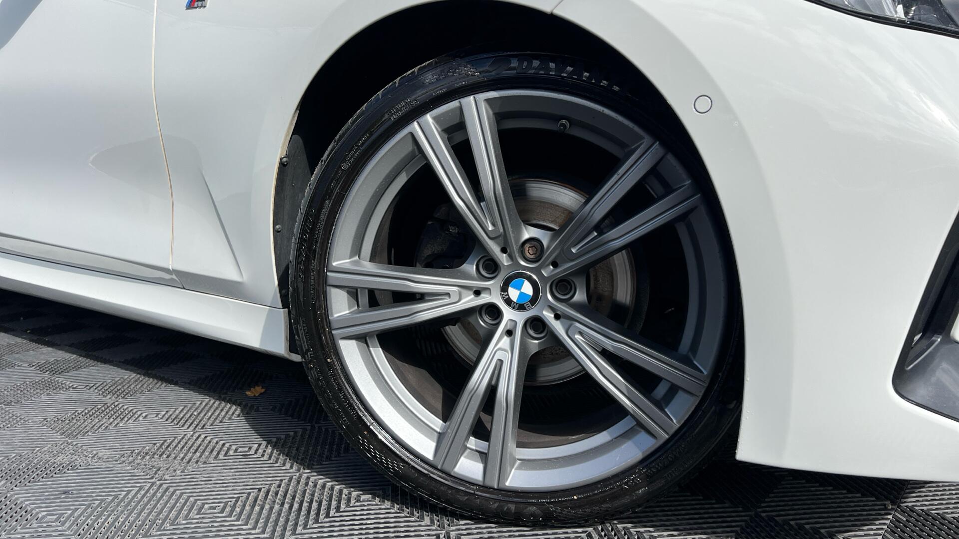 BMW 3 Series view 25