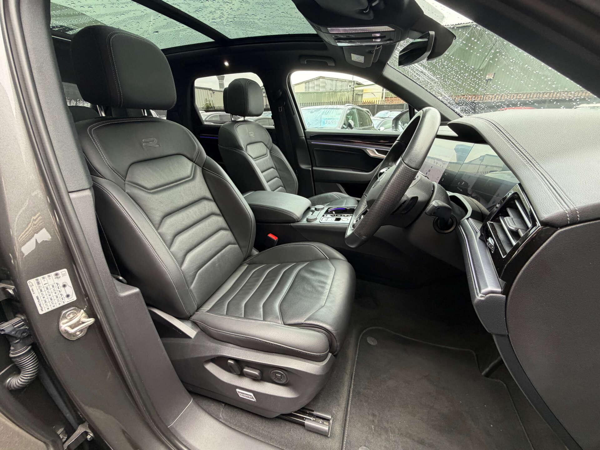 Volkswagen Touareg view 14