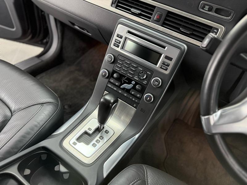 2010 Volvo V70 image 21