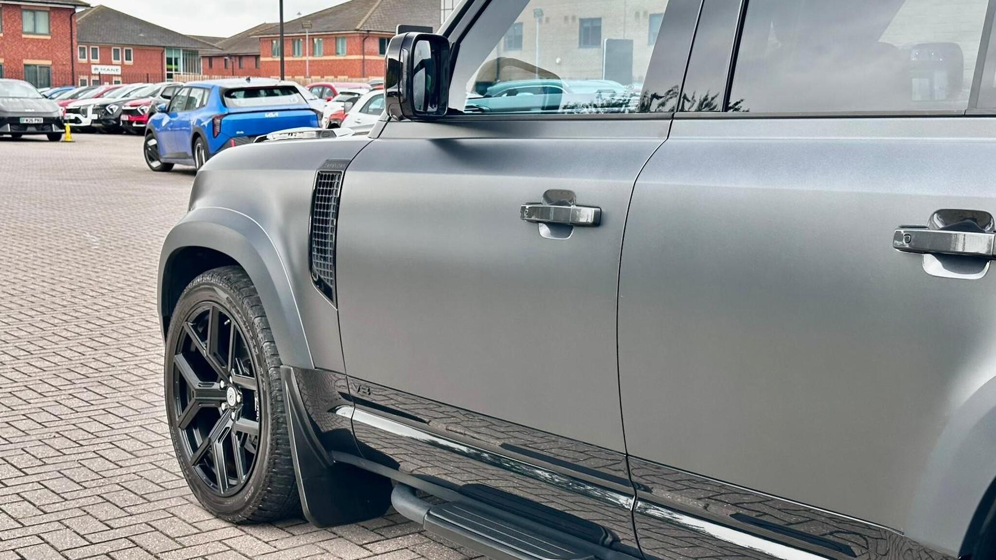 Land Rover Defender 110 view 20