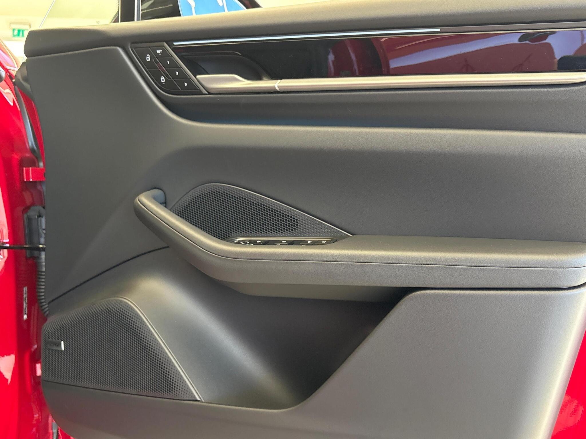 Porsche Macan view 20