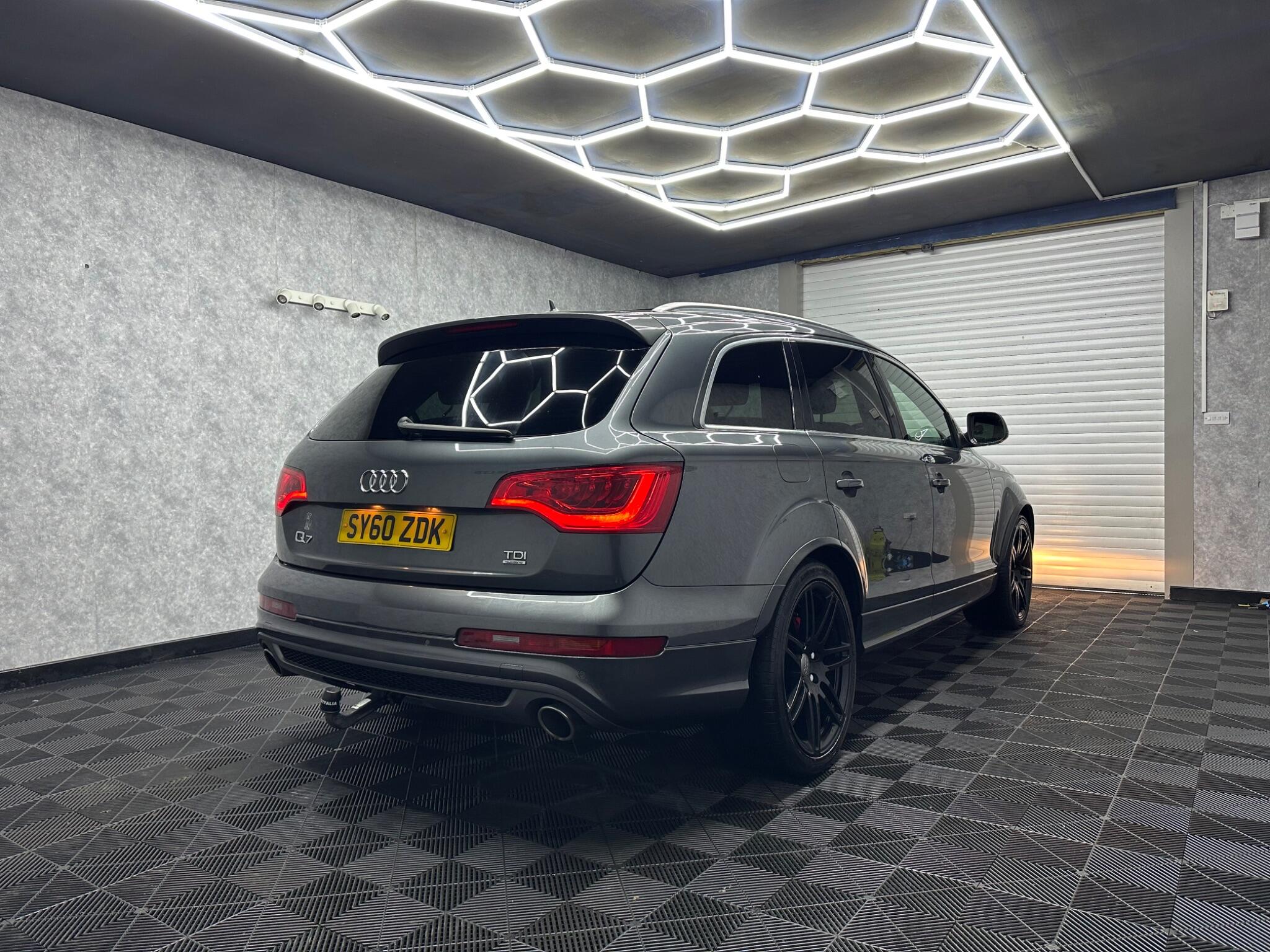 Audi Q7 view 4