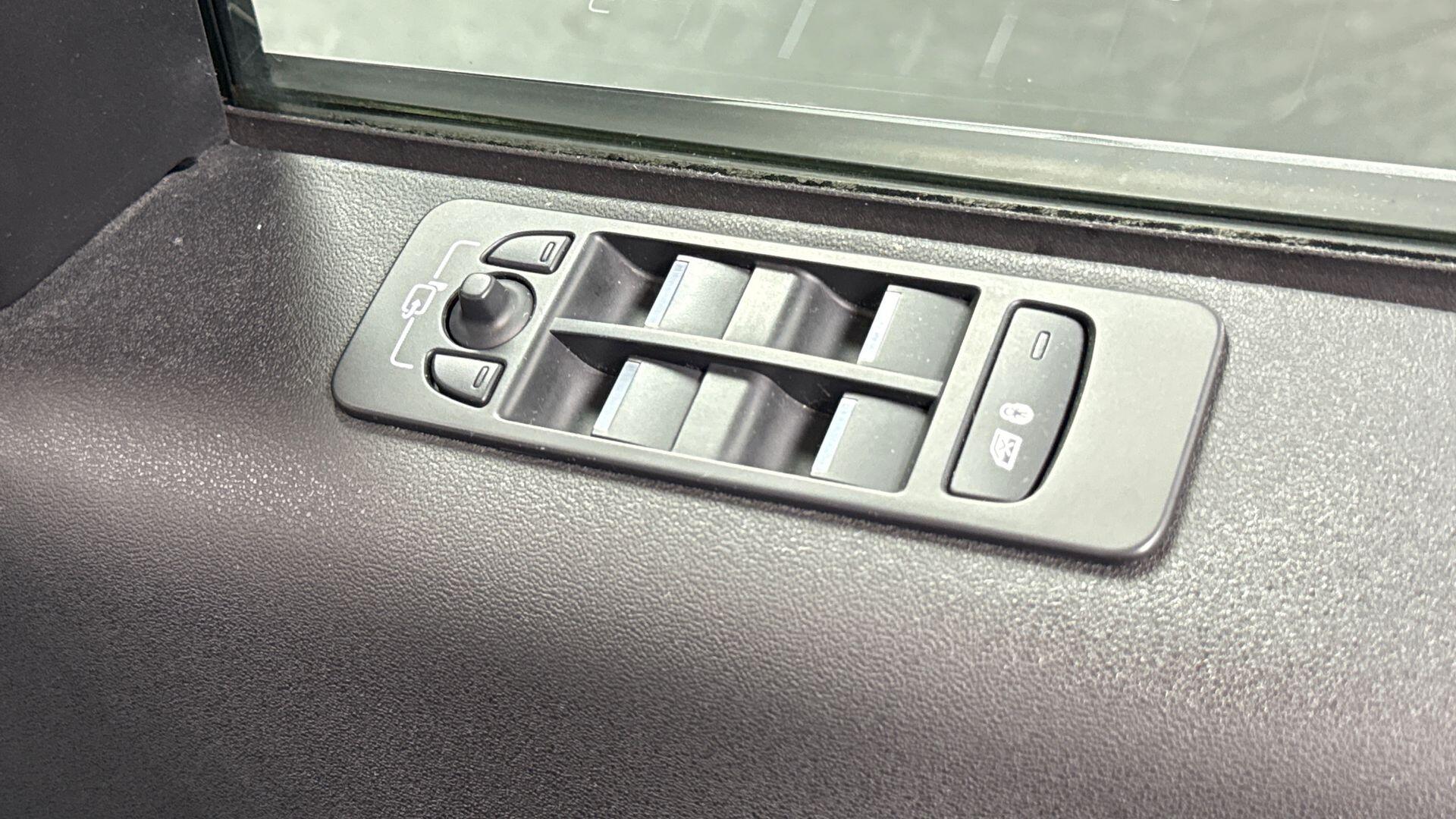 Land Rover Discovery Sport view 22