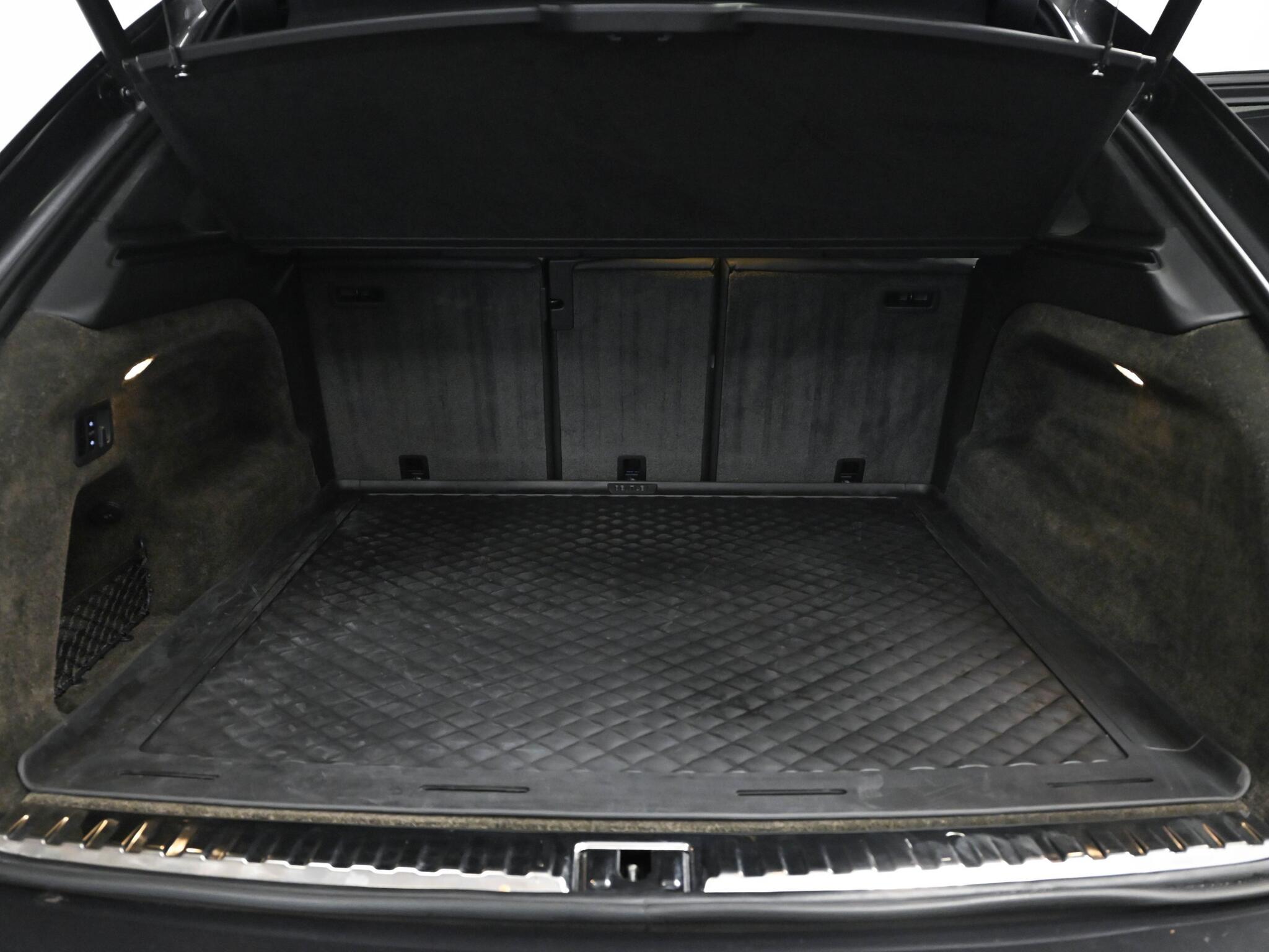 Bentley Bentayga view 8