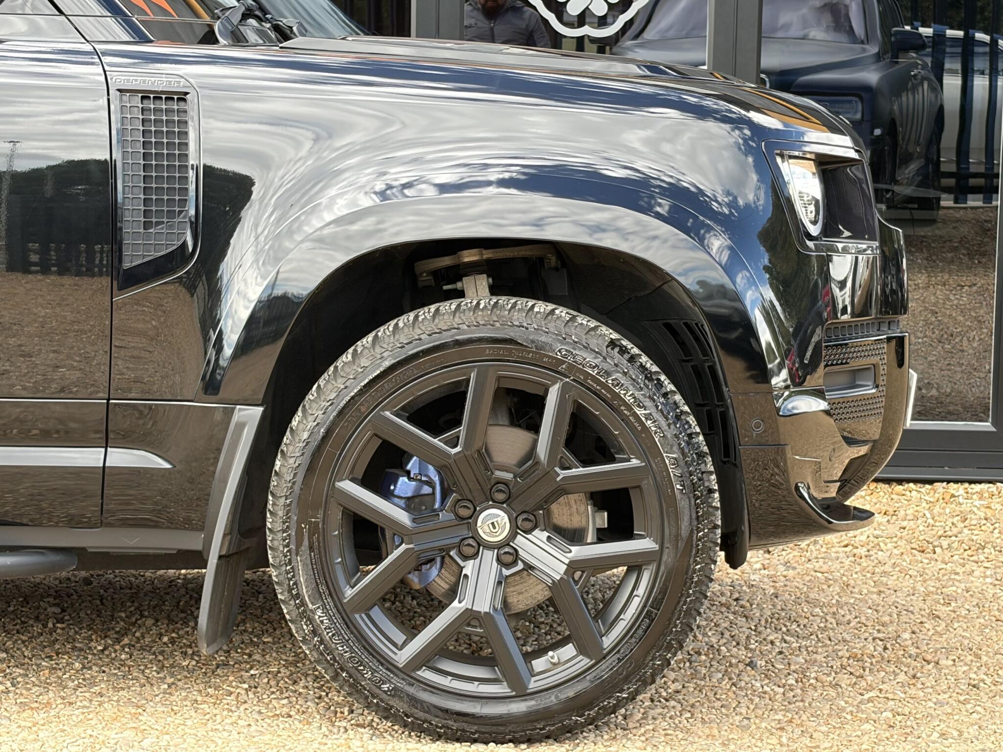 Land Rover Defender 90 view 15
