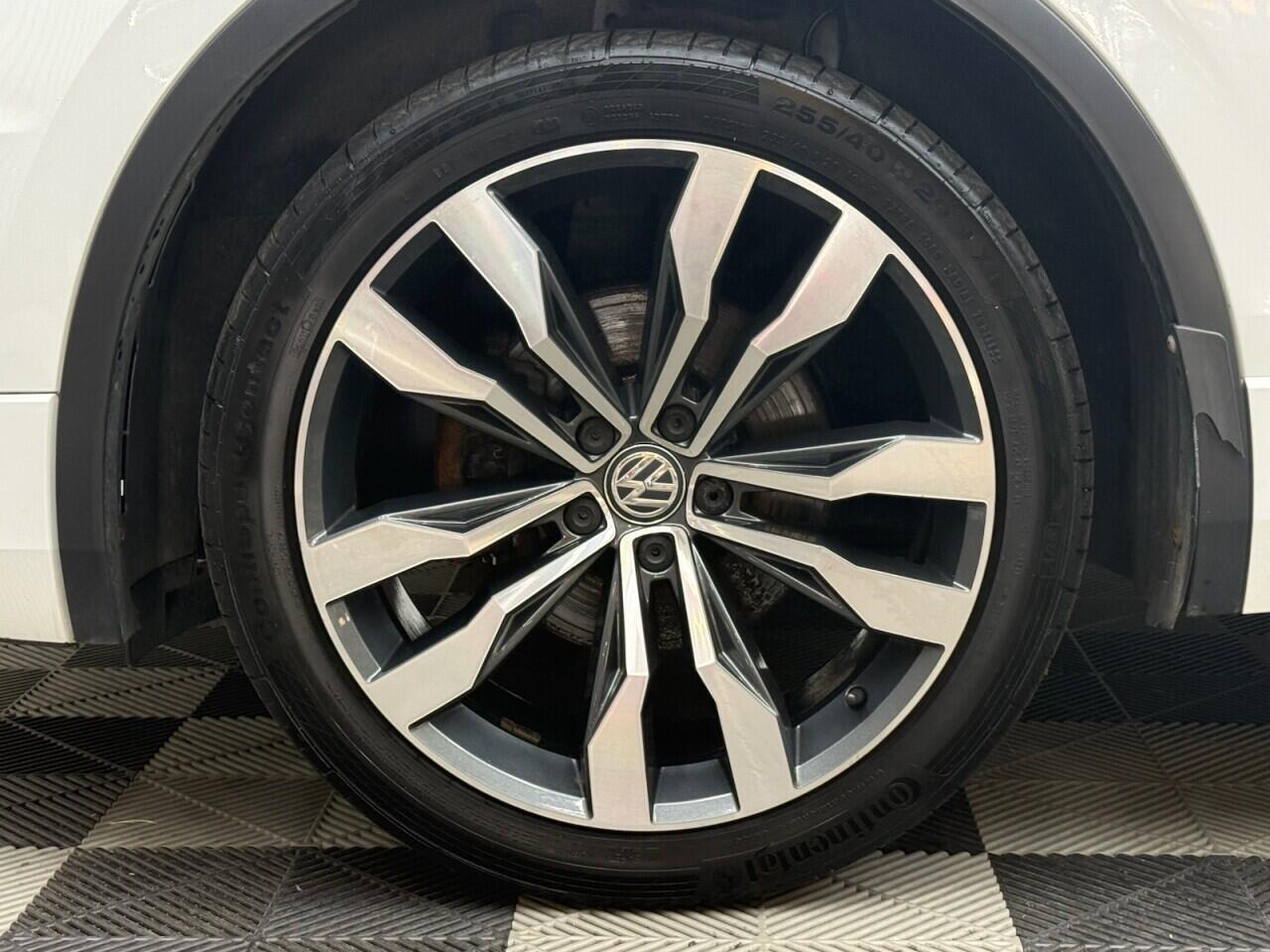 Volkswagen Tiguan view 4