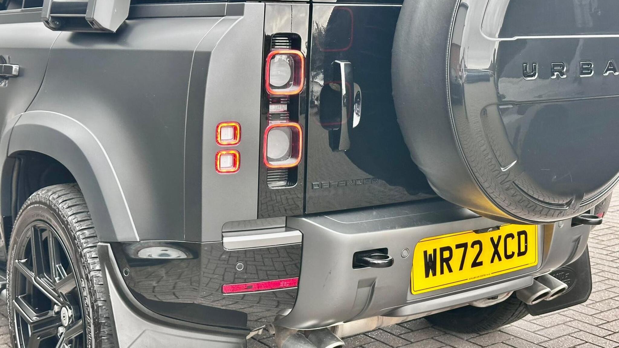 Land Rover Defender 110 view 28