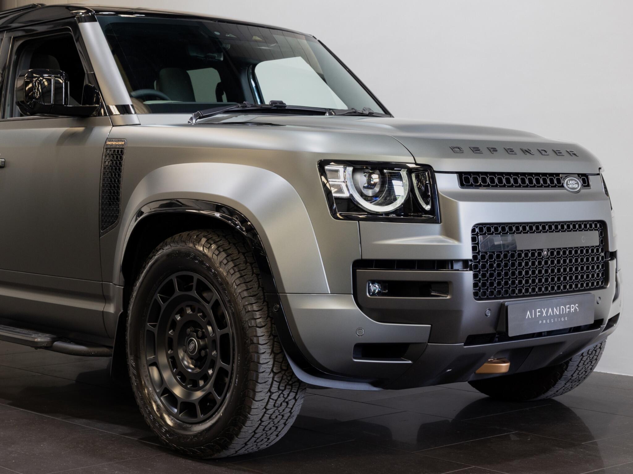Land Rover Defender 110 view 31