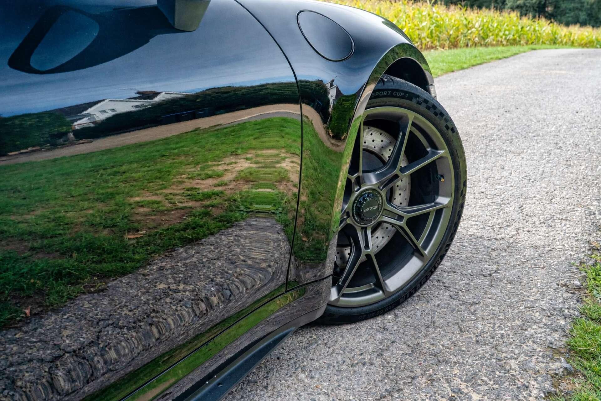 Porsche 911 view 7