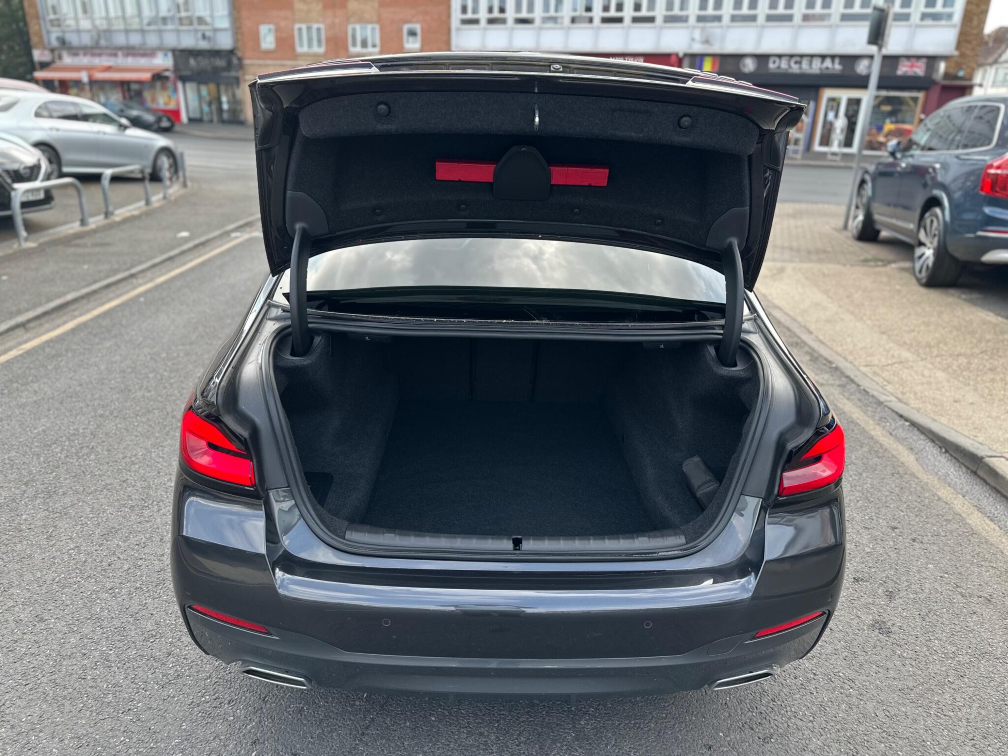 BMW 5 Series view 28