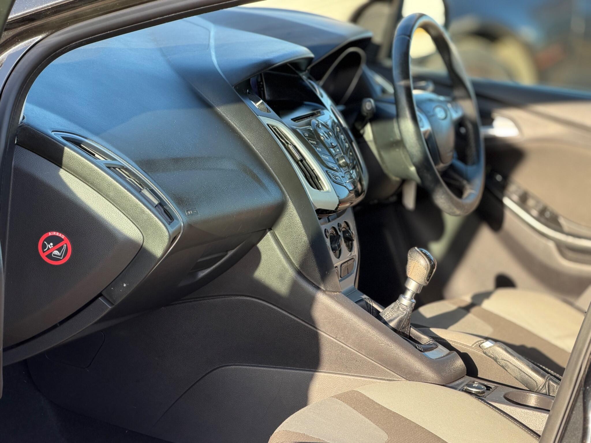 2012 Ford Focus 1.6 TDCi Zetec Euro 5 (s/s) 5dr image 24