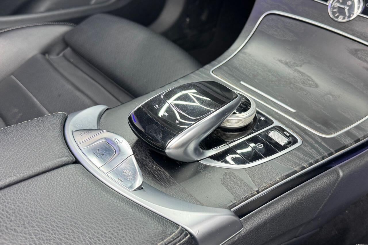 Mercedes-Benz C-Class view 27