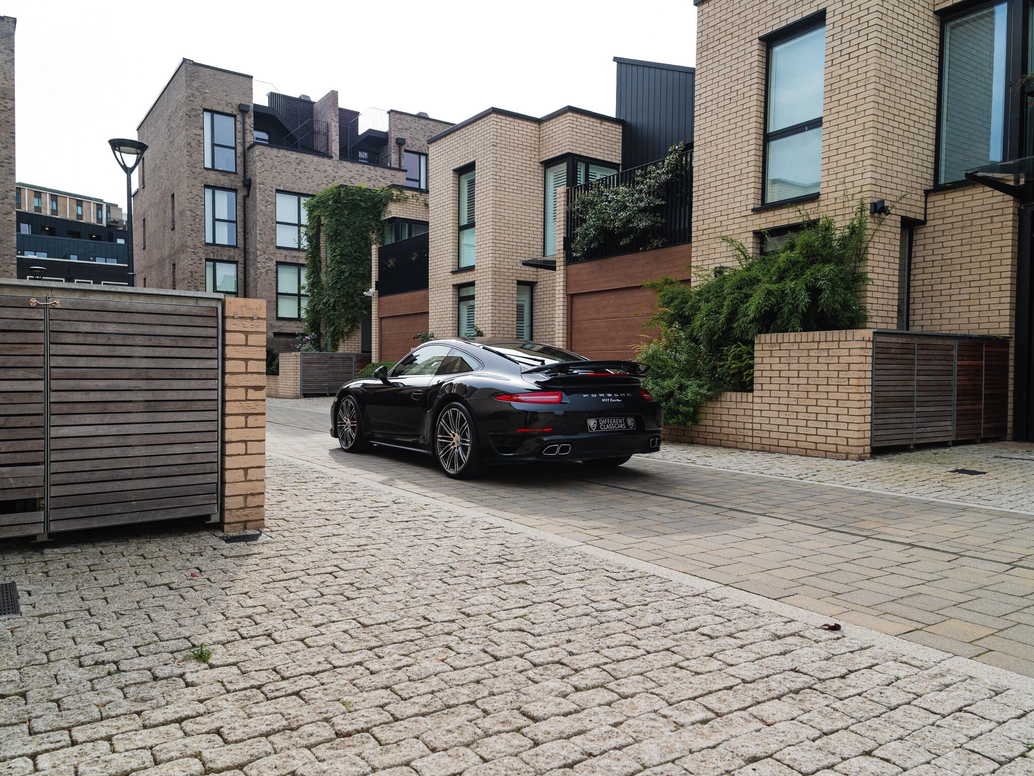Porsche 911 view 70