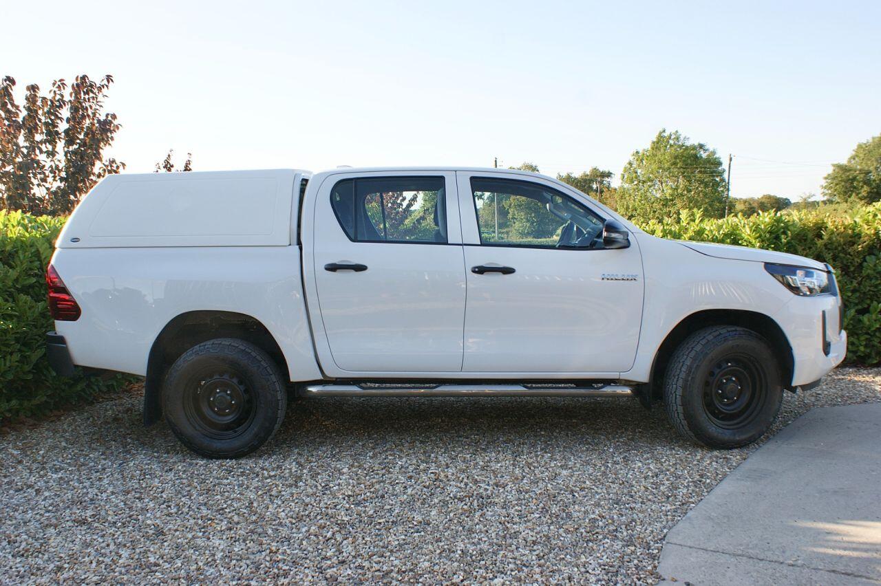 Toyota Hilux view 16