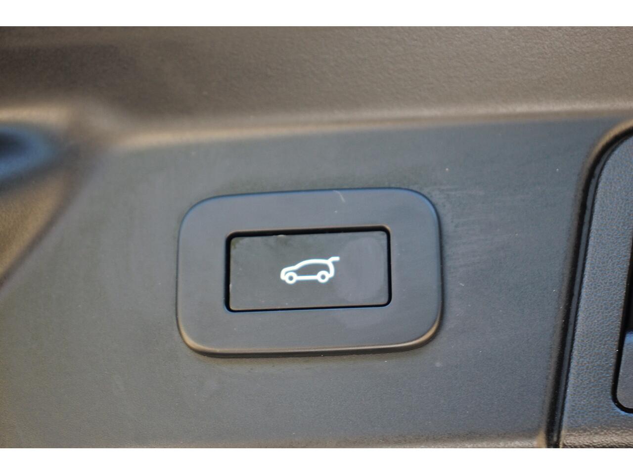 Land Rover Range Rover Velar view 37
