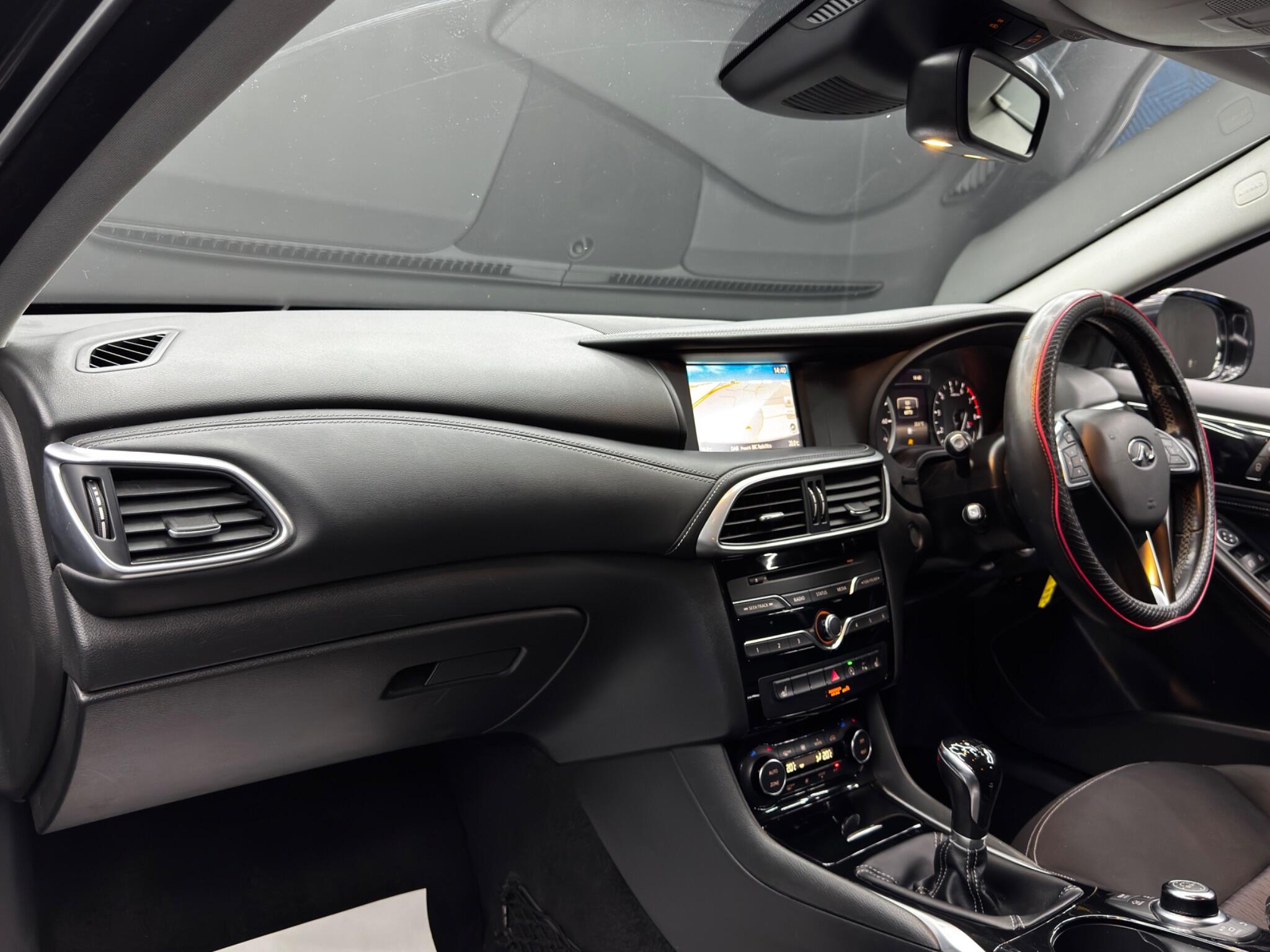 Infiniti Q30 view 11