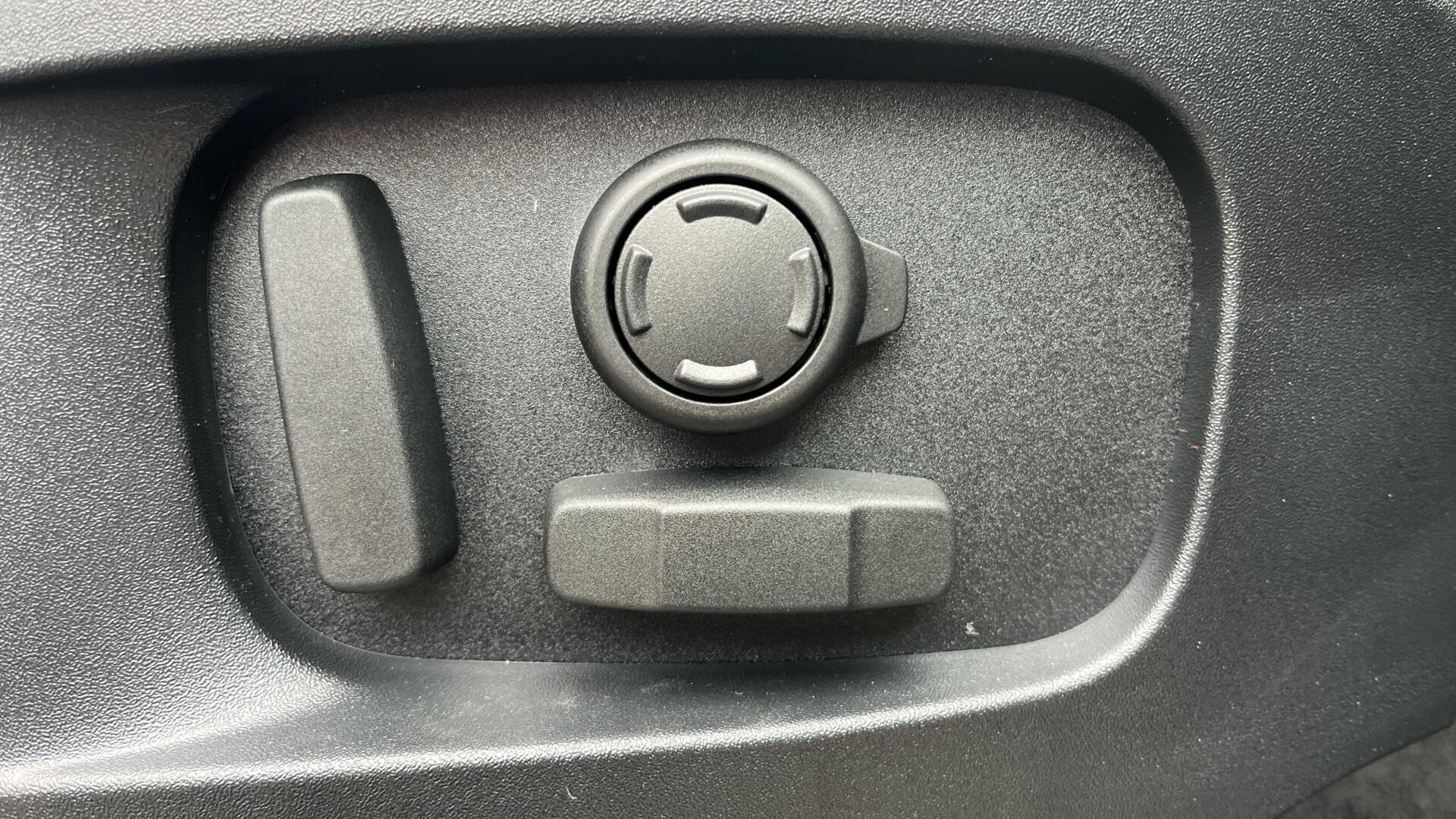 Land Rover Defender view 45