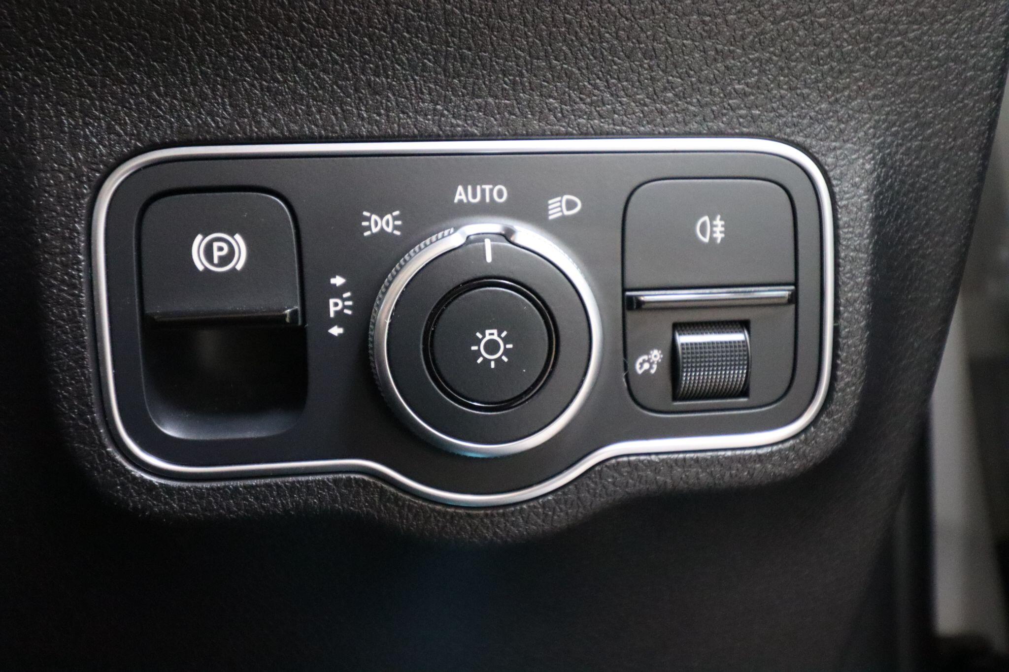 Mercedes-Benz GLB view 23