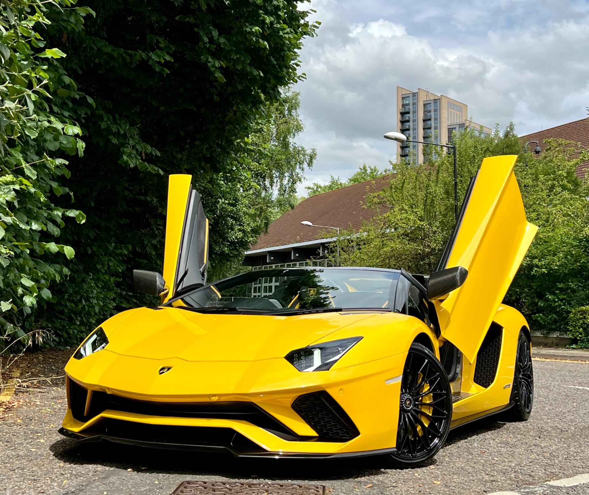 Lamborghini Aventador view 5