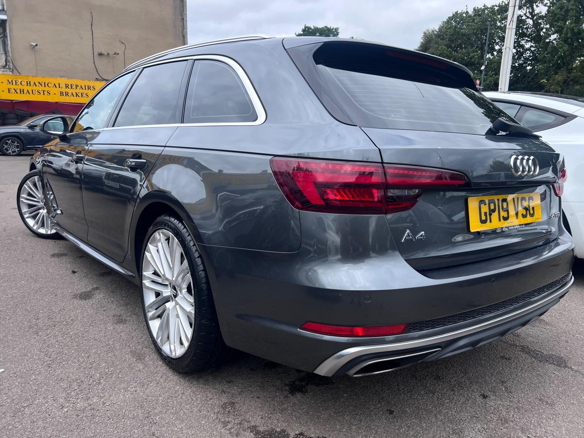 Audi A4 Avant view 11