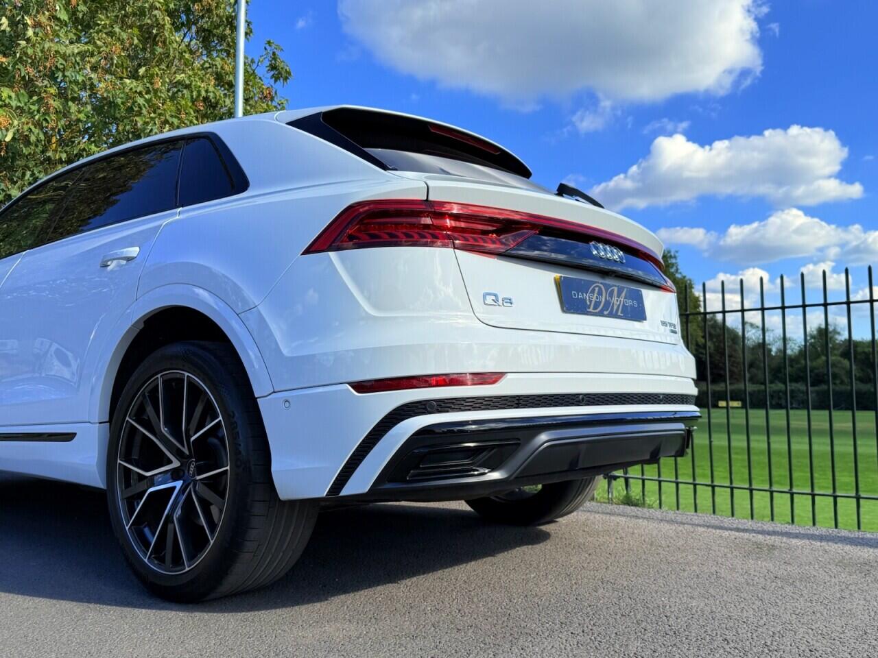 Audi Q8 view 12
