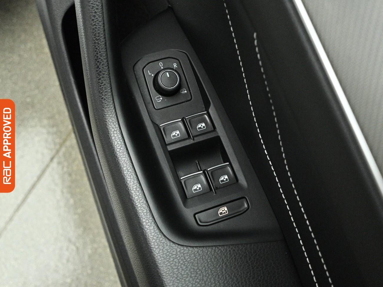 Volkswagen Passat view 23