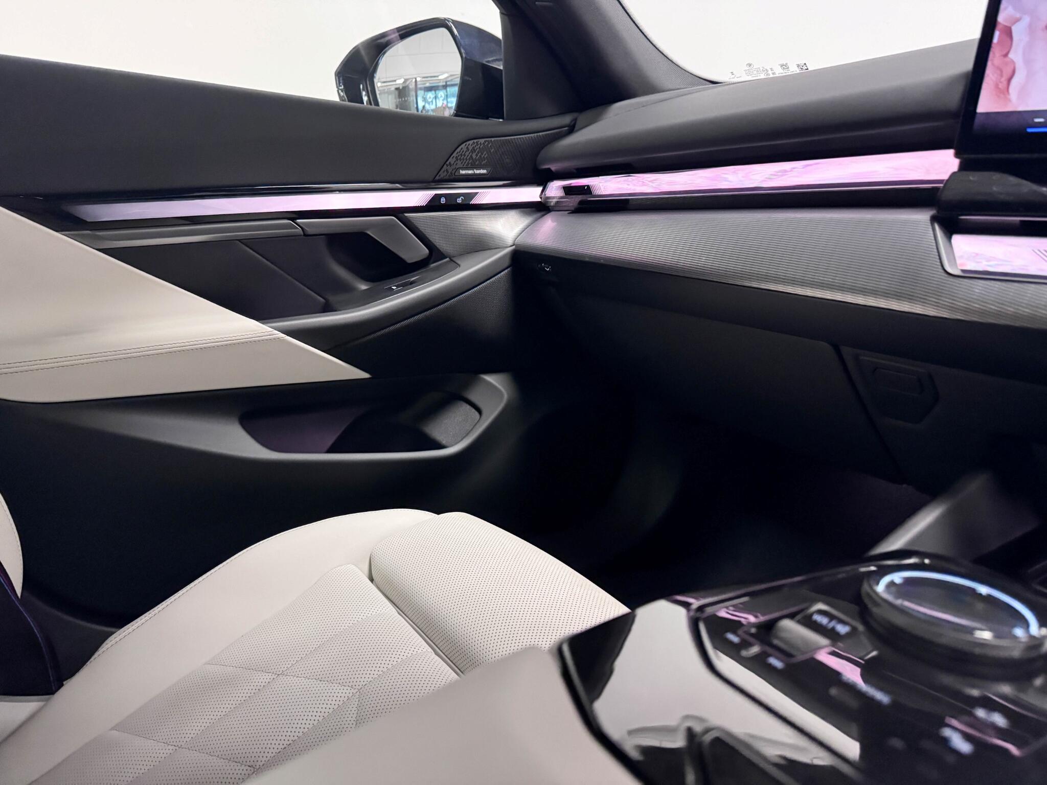 BMW 5 Series view 37