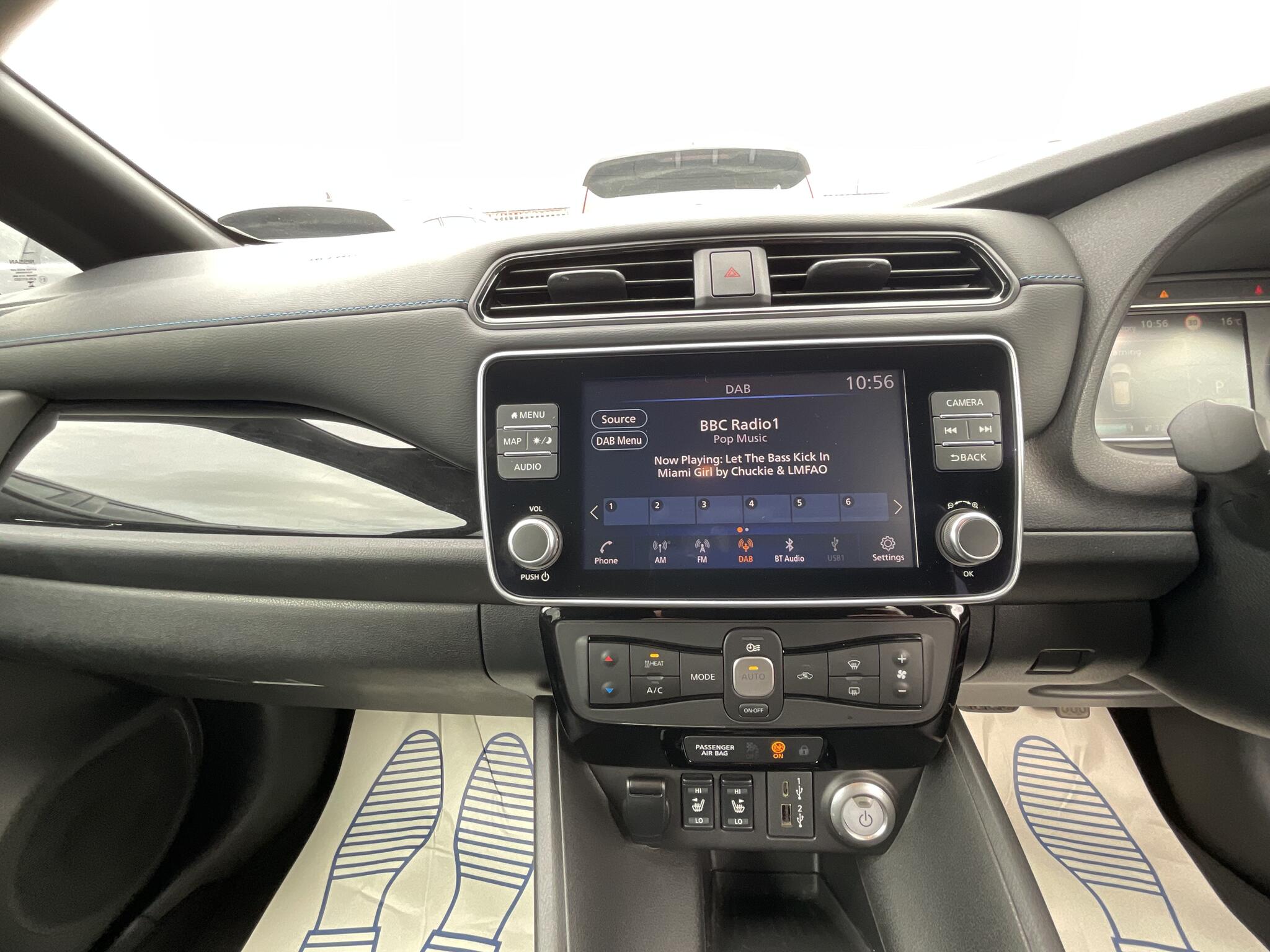 Nissan Leaf view 25