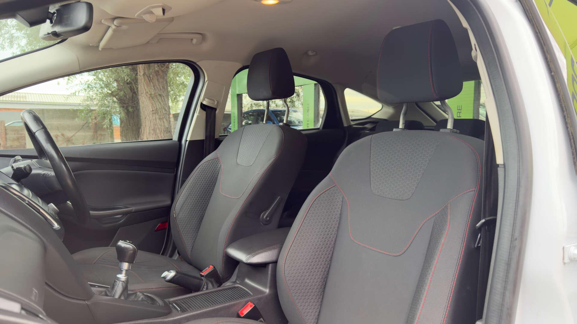 Ford Focus view 13