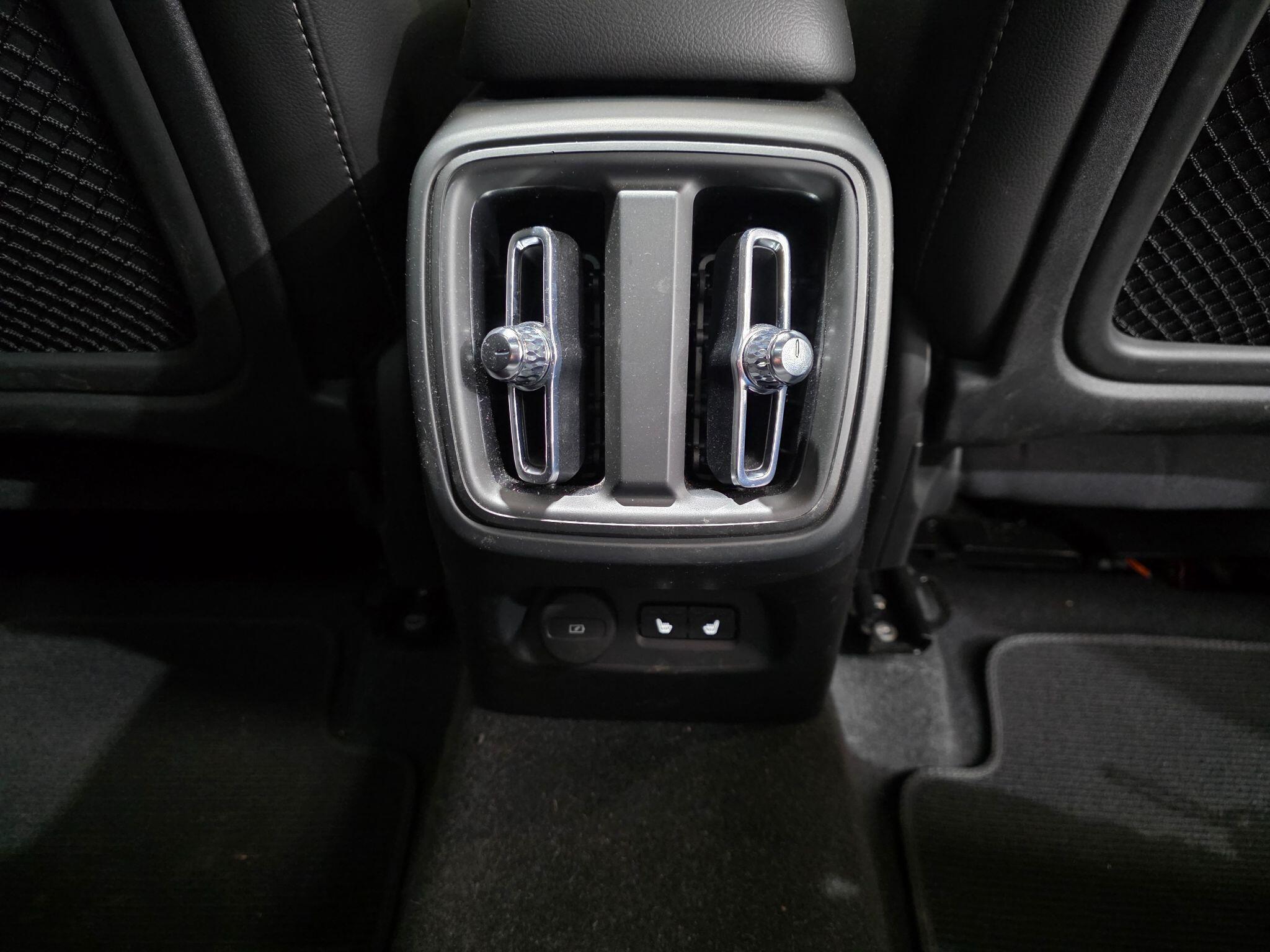 Volvo XC40 view 30