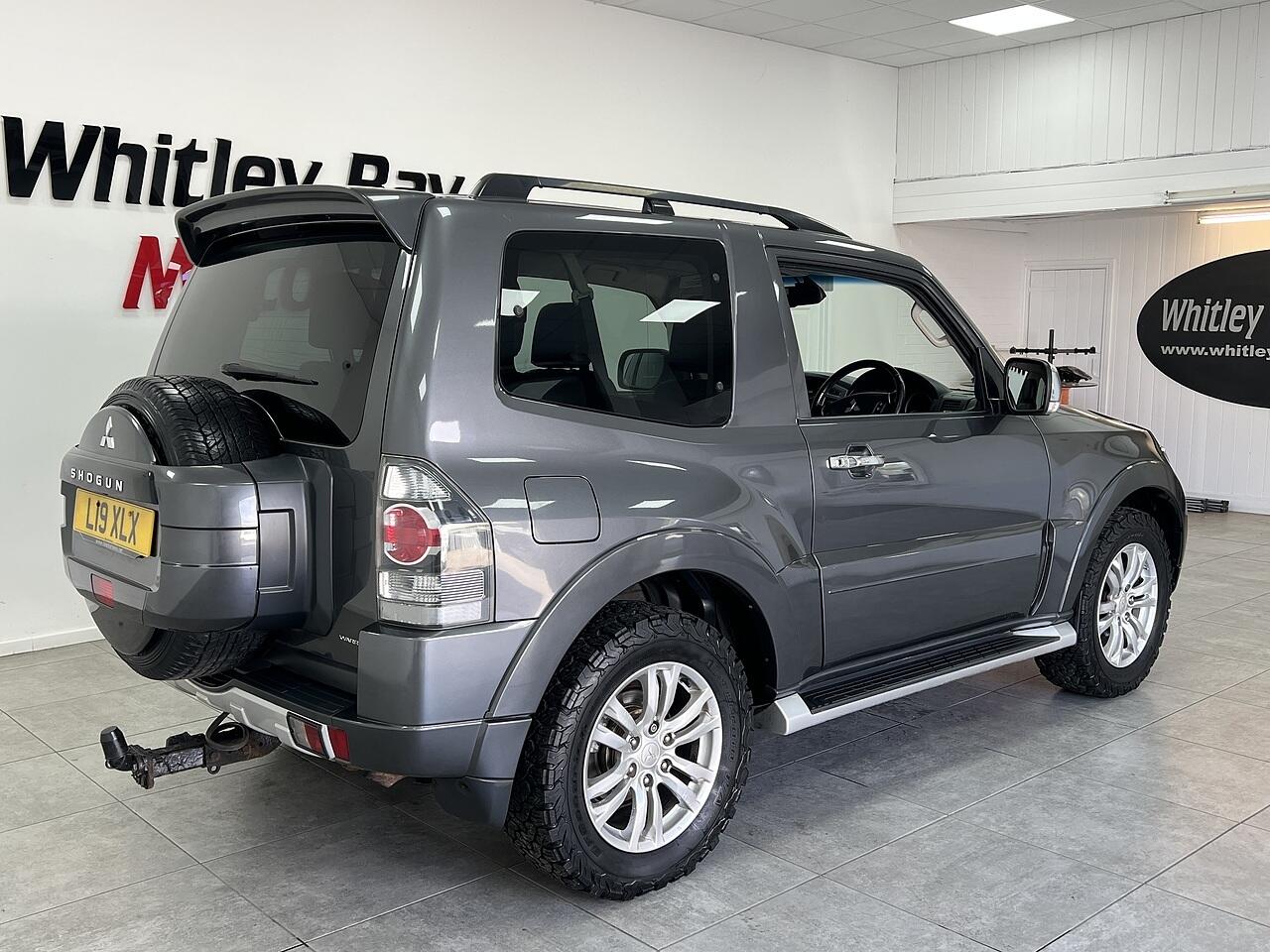 Mitsubishi Shogun view 3