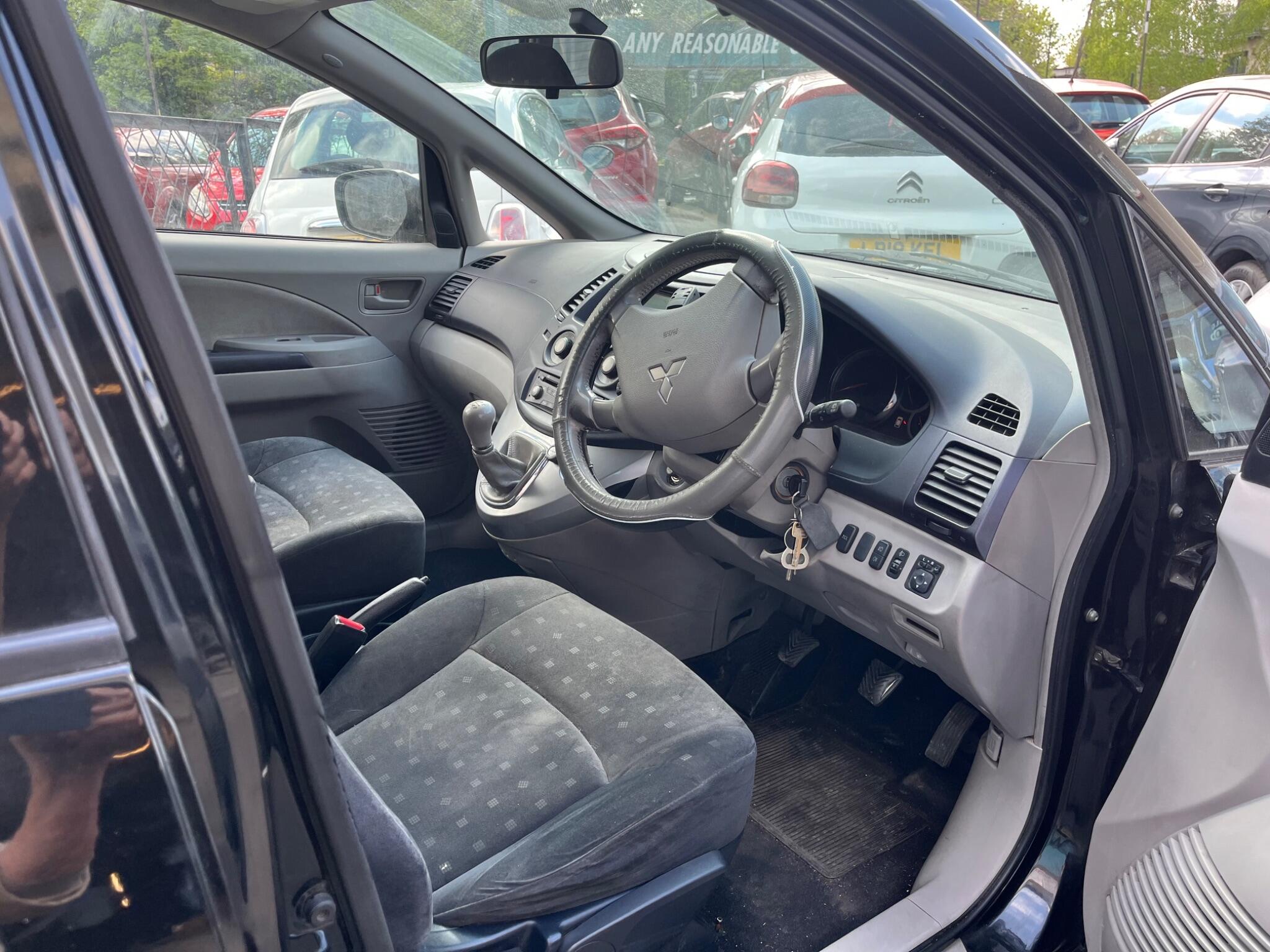 Mitsubishi Grandis view 11