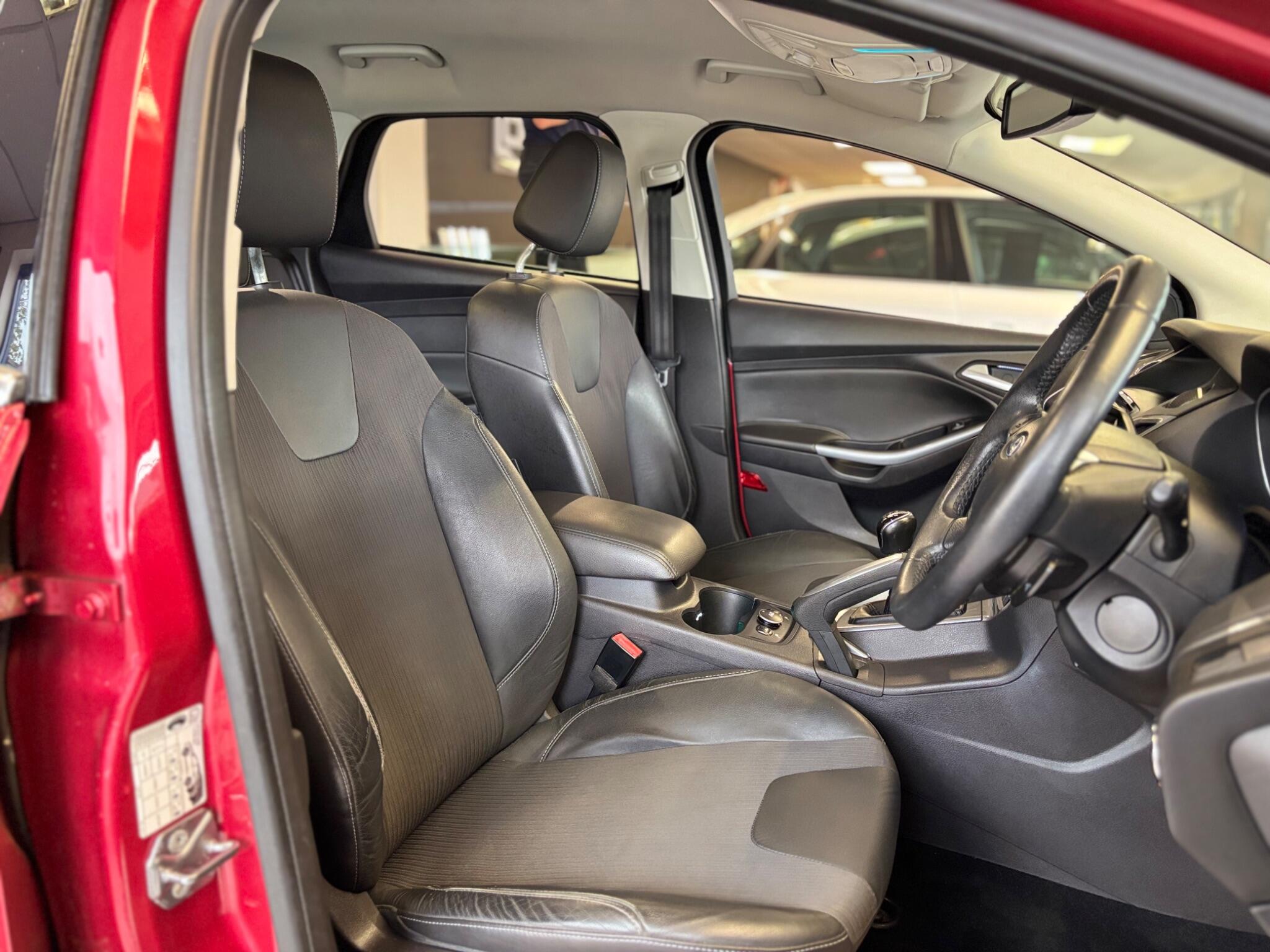 Ford Focus view 12