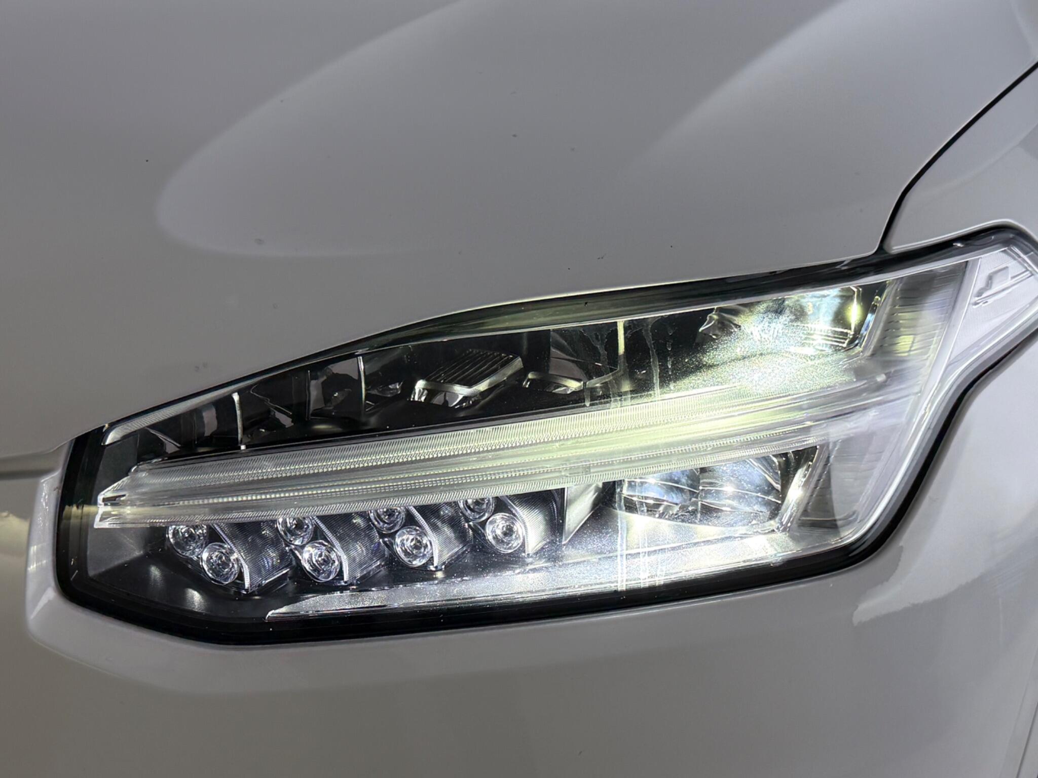 Volvo XC90 view 13