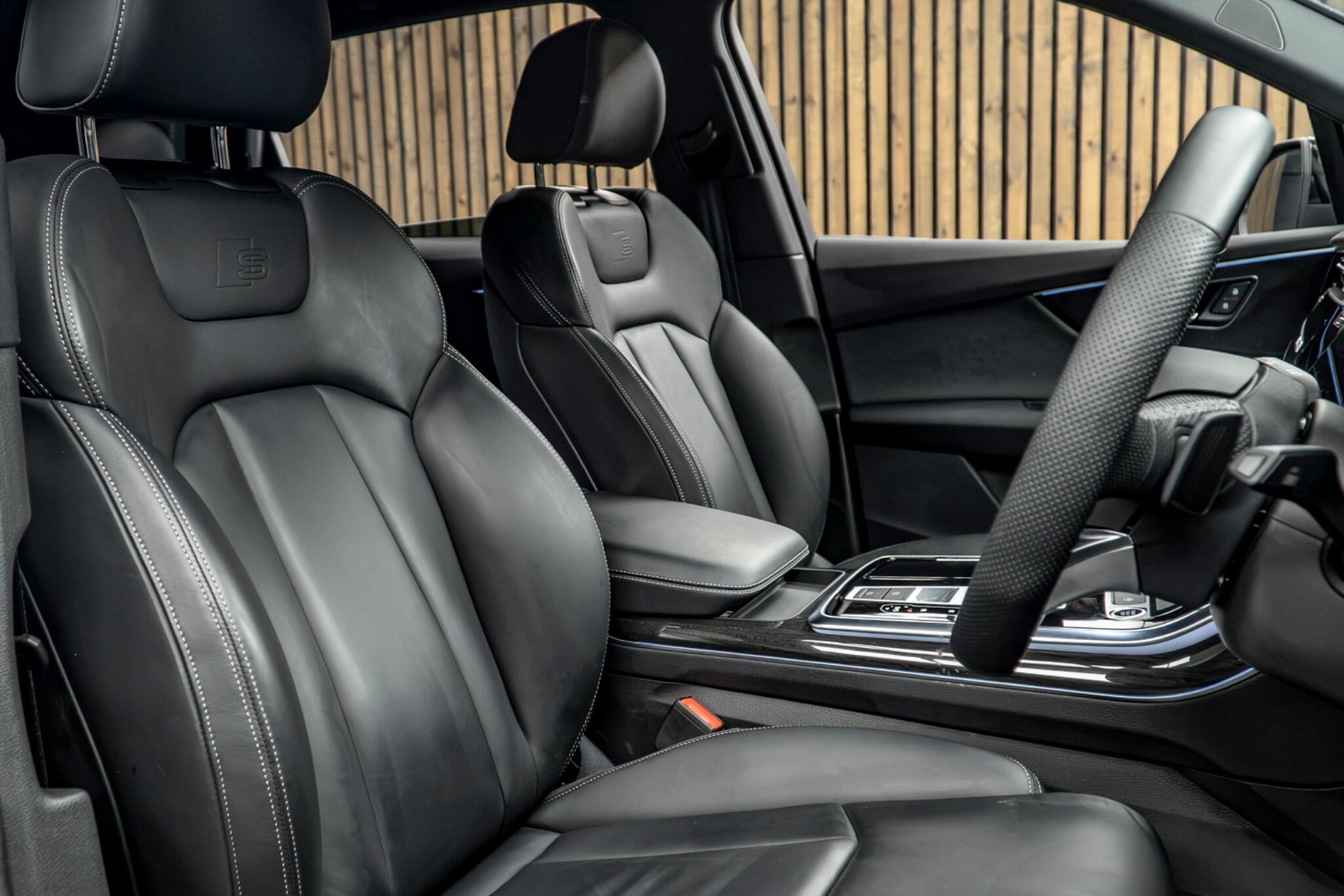 Audi Q7 view 2